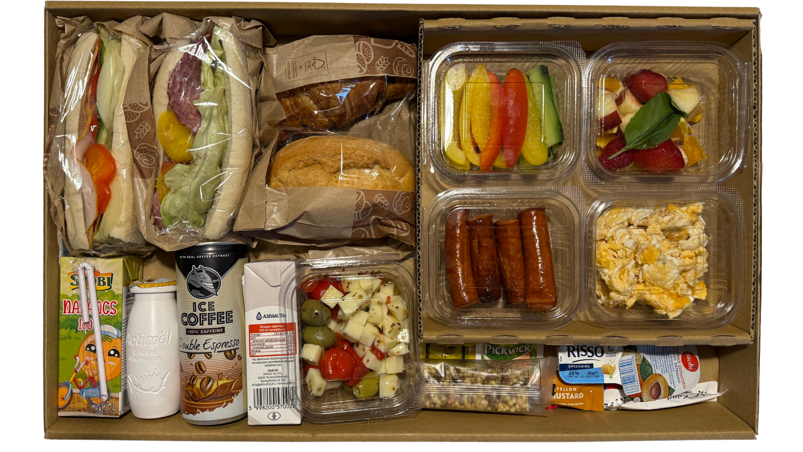 ReggeliGO Normál GO-Box kinyitva — friss szendvics, meleg étel, zöldség, ital és desszert